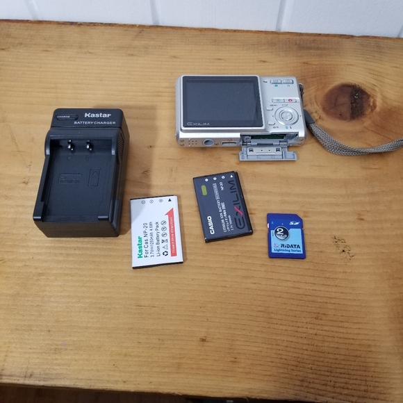 Casio Exilim EX-Z3 3.2MP Silver Digital Camera Silver Wrist Strap - Picture 2 of 9